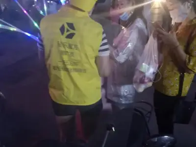 资金盘的地推大战：大学生兼职摆地摊，老年人成收割对象
