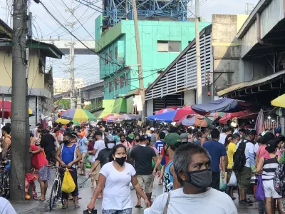 菲律宾大马尼拉地区部分居民无视隔离规定