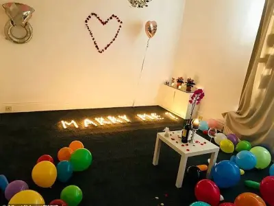 小伙点100支蜡烛向女友求婚,把自家房子烧了(组图)