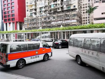澳门男荷官停牌期间酒后照驾驶电单车 遇路障扮泊车遭警踢爆