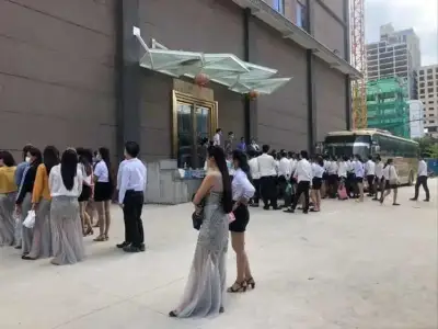 西港一赌场前约100人抗议讨薪