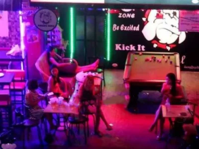 中国男在金边酒吧街吃宵夜，裤里手机遭人妖偷走
