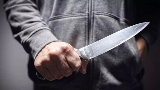 男子欠赌债持刀抢劫女子 得手后下跪作揖：千万别报警