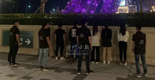 澳门治安警路凼一带反罪恶 截两换钱党及三卖淫女