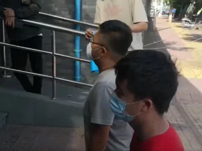 西港3网投少年大使馆外下跪求助，盼爱心救助尽快脱险归国！