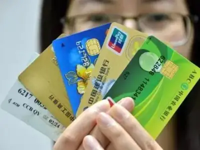 “汇款回国银行卡被冻结，邮寄材料后解冻”