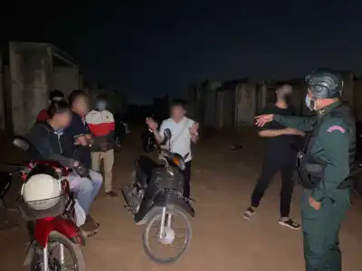 欲在荒郊野外“群P”，金边8名男同性恋被抓
