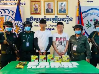 2名中籍男子涉绑架殴打同胞在金边被捕，受害者因持枪及毒品也被捕