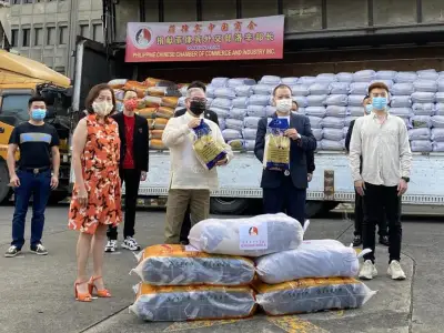 菲律宾中国商会 捐赠菲外交部八千包大米