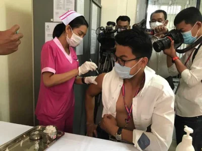 柬埔寨记者：我轻松完成第二针中国疫苗接种