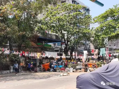​缅示威者仰光悬挂内衣裤静坐示威 | 超过600警员加入不合作运动