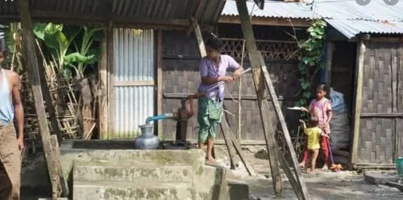 银行关了，我们拿不到工资，太难了！”缅甸若开工人诉苦