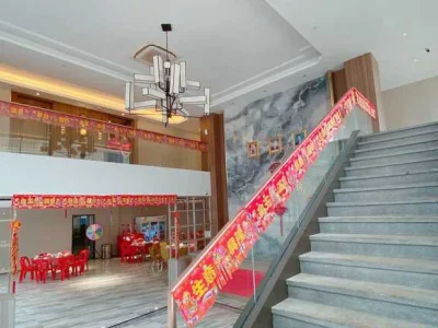 开张前一天，他的餐厅被西港政府征用