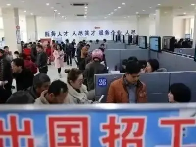 中国男含泪哭诉：来新加坡工作被坑$1万，流落街头求助无门