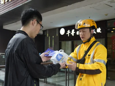 全民反诈再添生力军 重庆渝中外卖小哥化身反诈宣传志愿者