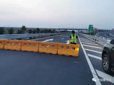 老挝万象-万荣的高速公路暂时关闭