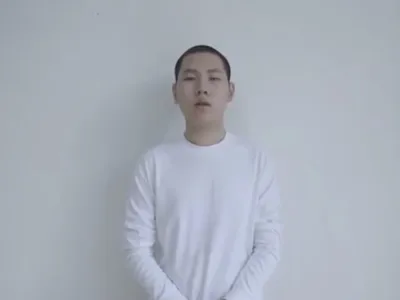 打假赛遭停赛4个月！中国电竞选手剃光头道歉