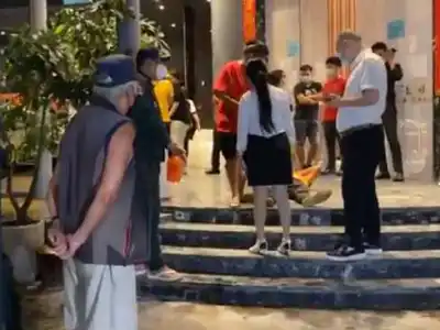 西港1名中国男子违规酒后出行，晕倒在赌场前被抓