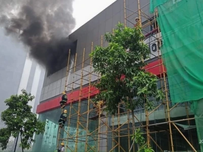 菲律宾达义市BGC一车行突发火情 浓烟滚滚遮盖楼顶
