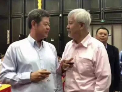 在西港割完韭菜后，薛蛮子又亮镰刀了