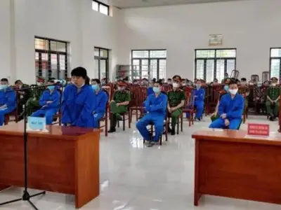 因协助多名中国人、越南人非法偷渡，越南广宁11人获刑