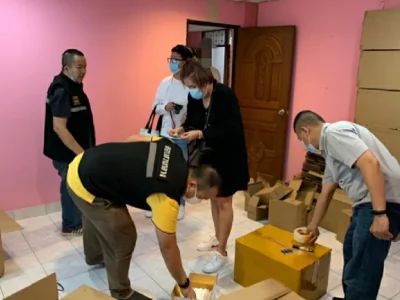 中国男子在泰国售卖假冒品牌化妆品被抓，主要是在网上低价甩卖给泰国人