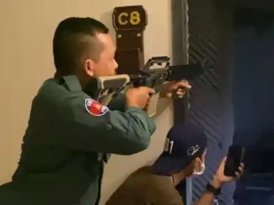 柬埔寨警方与毒犯枪战，一名警察中枪