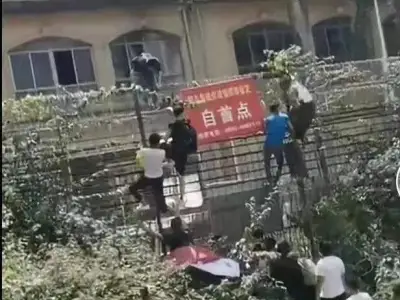 从缅甸木姐偷渡回瑞丽的男子被边境隔离设施弄成“倒挂金钩”