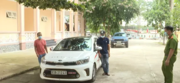 越南两男子闯关拒检​！警放开数枪“问候”！