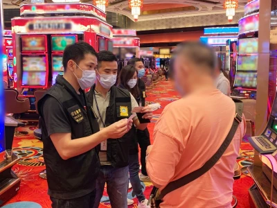 澳门司警巡查金光大道一带赌场 6名换钱党比带查