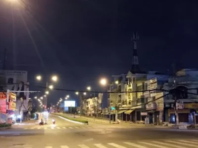 越南实施社交距离措施一个月后的胡志明市，菜市场采用购物券，尽力避免病毒传播