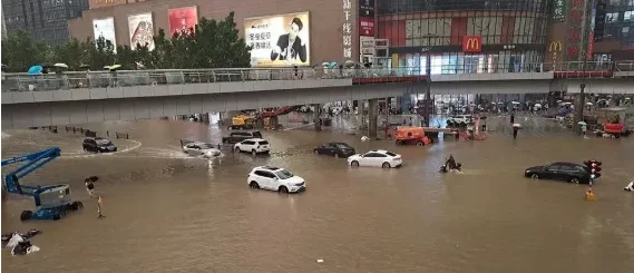 郑州遭遇史上特大暴雨，地铁被淹，路上街上游泳！约10万人被转移
