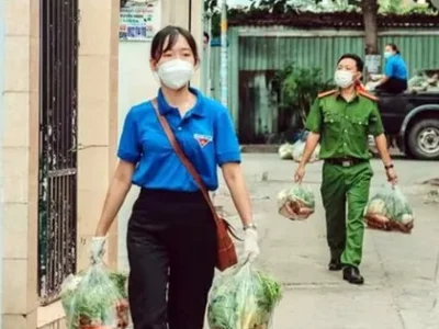 越南胡志明市：为封锁区的居民提供必需品