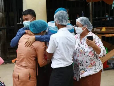 仰光永盛监狱再次释放部分政治犯 获释人员在监狱门口和亲人抱头痛哭