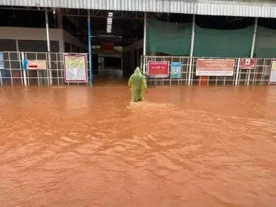 缅泰边境跨江大桥被积水淹没，上百辆货车被堵