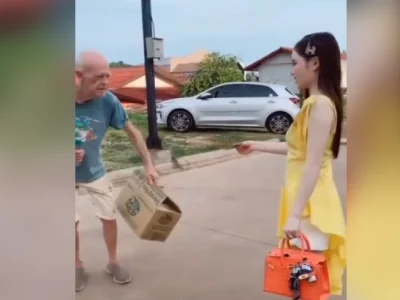 老挝爱心女孩帮助贫困外国老者!她手中的包,普通中国人都买不起!