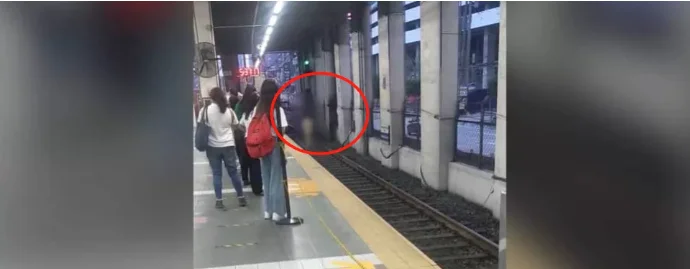 什么事这么开心？一名外国男子在地铁三号线上裸奔