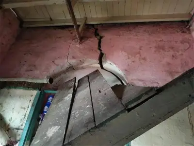 住户前脚刚走 仰光一栋四层老民宅就突然垮塌