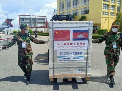 中国军队向柬埔寨捐赠第三批50万剂疫苗运抵