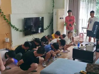 反诈“无间道”！洗钱团伙诱骗近百名学生参与犯案 民警卧底进窝点将其捣毁