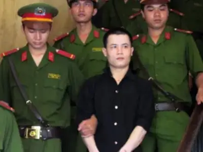 越南妻子刚生产完23天，不愿与丈夫发生关系，丈夫疯狂拔刀捅孩子