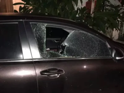 警惕！老挝网友车窗深夜被砸，包包被饥饿歹徒抢去...
