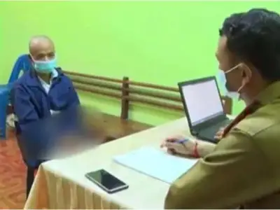 老挝男子枪杀祖母后，潜逃数月又回家将自己的妻子打伤