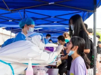 柬埔寨一人放倒三座城，有人说：待在国外的人能不能不要回来了？