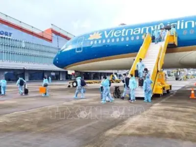 越南云屯国际机场迎接从持有“疫苗护照”的逾300名旅客
