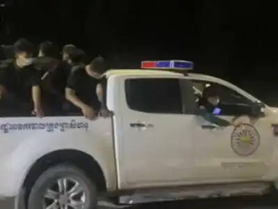 欲开车闯进赌场，西港3名中国男子被抓