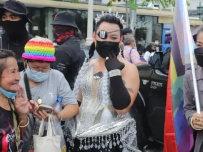 要色情片和性玩具合法？！著名富二代直男扮女装走上街头呼吁平权！