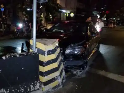 金边一中国女子驾驶奔驰撞上隔离墩