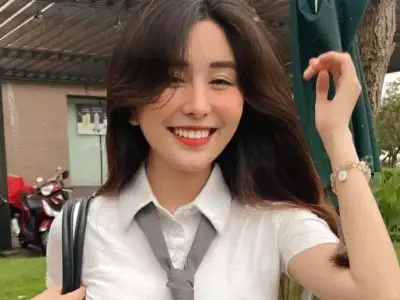 被誉为“零死角女神”的越南小姐姐晒出穿奥黛靓照 引关注！