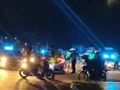 疑驾车逃跑引发追捕战，大马警方开枪射爆轿车轮胎逮人